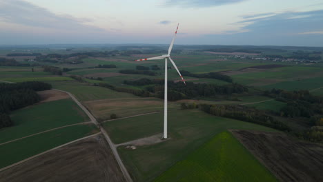 Luftdrohnenansicht-Der-Schönen-Windmühlenturbine,-Die-Saubere,-Grüne-Windenergie-Nutzt