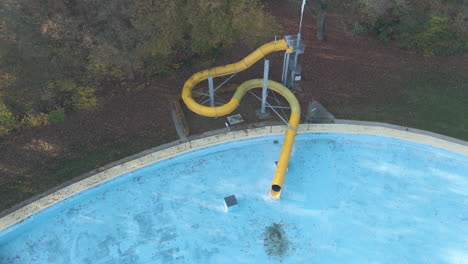 Niedrige-Antenne-Der-Wasserrutsche-Am-Verlassenen-Schwimmbad