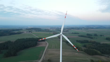 Bauernhoflandschaft-Mit-Windmühle-In-Lubawa,-Polen---Drohnenaufnahme-Aus-Der-Luft