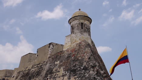 Fahnenschwingen-Im-Wind-Am-Fort-In-Cartagena-Kolumbien