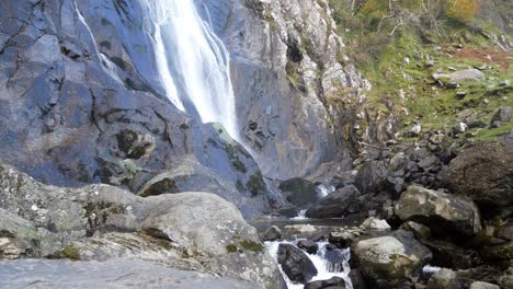 Felsiger-Wasserfall,-Der-In-Zerklüftete-Flussfelsen-Fließt,-Direkt-über-Felsbrocken