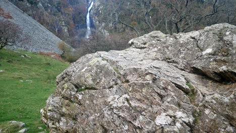 Herbstnaturlehrpfad,-Der-Zu-Einem-Kaskadierenden-Wasserfall-Hinter-Einem-Großen-Felsbrocken-Links-Führt