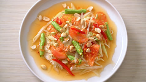 Würziger-Papaya-Salat---Somtam---Thailändischer-Traditioneller-Streetfood-Stil