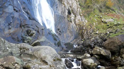 Ein-Felsiger-Wasserfall,-Der-In-Zerklüftete-Flussfelsen-Und-Felsbrocken-Fließt,-Verließ-Dolly