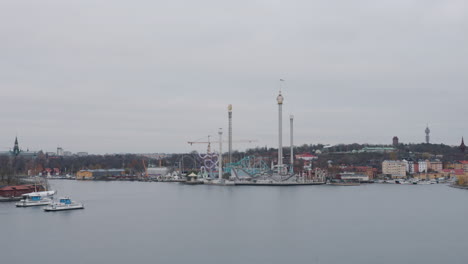 Panorama-of-Stockholm-city-on-a-gray-autumn-day---Grona-Lund-amusement-park,-Djurgarden-and-Stockholms-inlopp