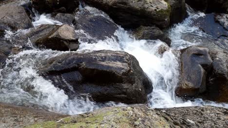 Rocky-Waterfall-River-Creek-Fließt-über-Felsbrocken-In-Saisonalen-Herbstwald-Mit-Blick-Auf-Dolly-Rechts