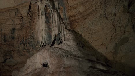 Große-Tropfsteinstruktur-In-Einer-Höhle
