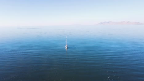Sailboat-Floating-At-Great-Salt-Lake-In-Utah,-USA