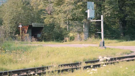 Ländliche-Eisenbahn-Von-Bacuch-In-Der-Slowakei,-Europa-Im-Frühling,-Statisch,-Tag