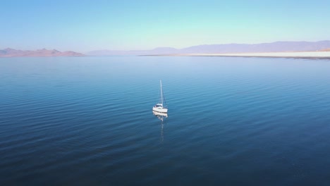 Lone-Sailboat-in-Beautiful-Scenic-Landscape-on-Great-Salt-Lake,-Aerial