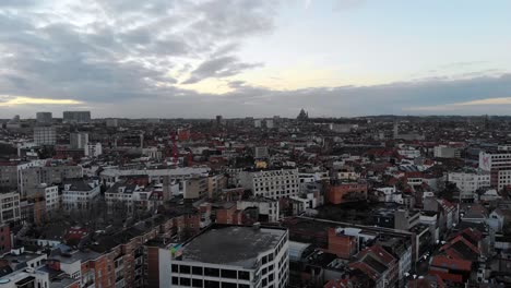 Vuelo-Aéreo-Descendente-Sobre-La-Ciudad-De-Bruselas-En-Un-Día-Nublado-Y-Soleado,-Bélgica