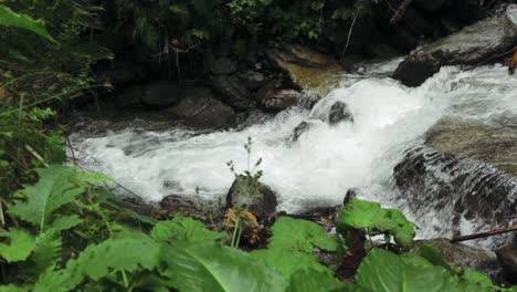 Kamerabewegung-Nach-Links-Schwenken,-Die-Einen-Bergfluss-Und-Einen-Kleinen-Wasserfall-In-Den-Fagaras-Karpaten-Zeigt