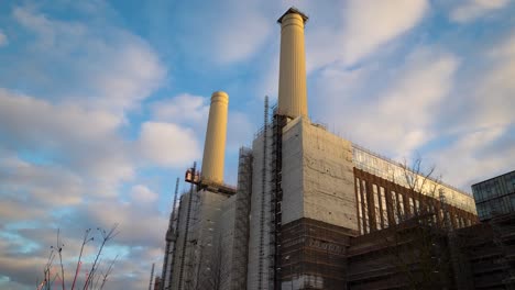 Zeitraffer-Von-Wolken,-Die-Hinter-Dem-In-Reparatur-Befindlichen-Battersea-Kraftwerk-Vorbeiziehen