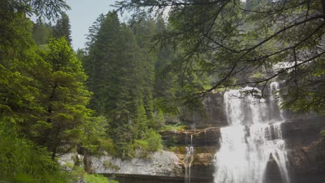 Zeitlupenkamera-Am-Wasserfall-In-Einem-Naturschutzgebiet