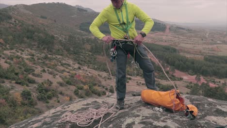 Climber-preparing-a-rope-for-climbing