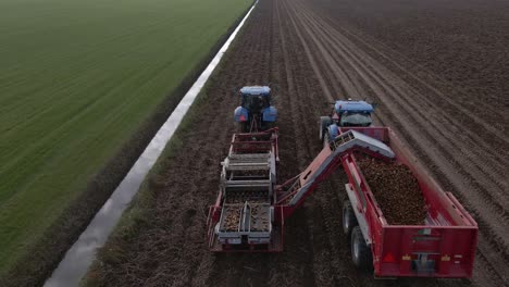Tracking-Traktoren,-Die-Kartoffeln-Ernten,-Produzieren-In-Ländlichem-Land-Hohen-Winkel