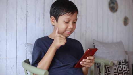 Niño-Asiático-Haciendo-Una-Videollamada-En-Casa