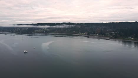 Drohnenaufnahme-Eines-Hafens-Am-Frühen-Morgen-In-Der-Nähe-Von-Seattle