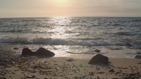 Paradiesischer-Tropischer-Strand-Bei-Sonnenuntergang,-Wellen,-Die-Gegen-Goldenen-Sand-Schlagen,-Statisch