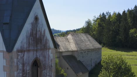 Antigua-Iglesia-Medieval-Formación-De-Moho-Negro-En-La-Estructura-En-Lese-Eslovenia
