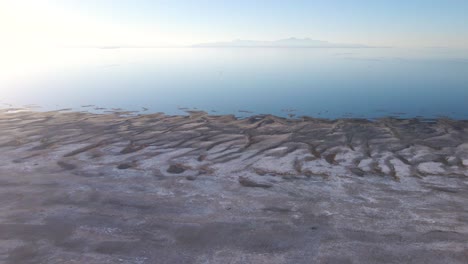 Breathtaking-Shoreline-of-the-Great-Salt-Lake-in-Utah