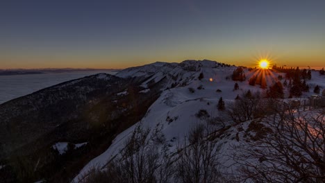 Schöner-Goldener-Stundensonnenuntergang-Im-Winter-Mit-Schneebedeckten-Bergen