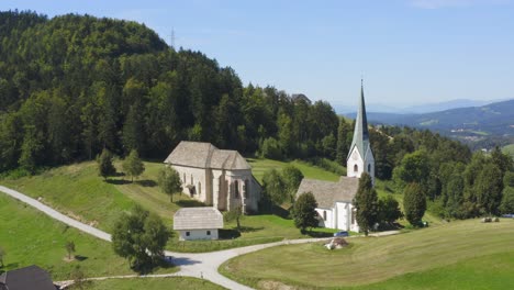 Fliegen-Sie-über-Eine-Drohnenaufnahme-Eines-Weißen-Klosters-In-Lèse,-Slowenien