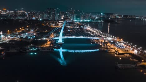 Hermosa-Hiperlapso-Nocturno-De-Drones-De-Un-Puerto-Iluminado-En-China