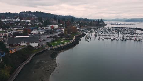 Drone-shot-of-a-marina-in-the-early-morning-near-Seattle