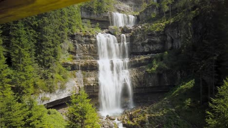 Zeitraffer-Eines-Wasserfalls-In-Einem-Naturschutzgebiet