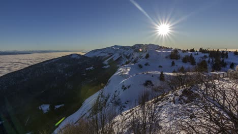 Schöner-Winterlicher-Sonnenuntergang-Im-Zeitraffer-Mit-Blauem-Himmel-Und-Wolkenmeer