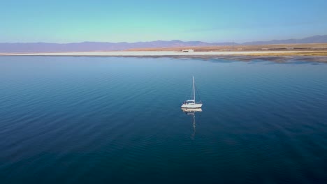 Solo-yacht-in-the-Great-Salt-Lake,-Utah,-beautiful-blue-water,-aerial-view