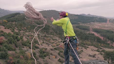 Climber-throws-a-rope-from-a-rock