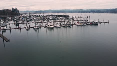 Drohnenaufnahme-Eines-Jachthafens-Am-Frühen-Morgen-In-Der-Nähe-Von-Seattle