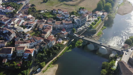 Barcelos-Mittelalterliche-Brücke-Und-Fluss-Luftbild---Orbit-Shot