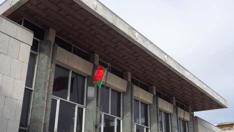 Bandera-En-Un-Tribunal,-Portugal-4k-Día-Gris