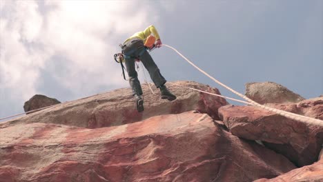 Männlicher-Bergsteiger,-Der-Schnell-Von-Einem-Senkrechten-Felsen-Herunterfällt