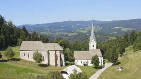 Municipalidad-Del-Condado-Iglesia-Pública-Ubicada-En-Lese-Alps-Eslovenia