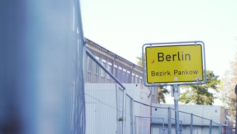 Berliner-Stadtschild-Neben-Zaun-An-Strahlend-Sonnigem-Tag-In-Zeitlupe
