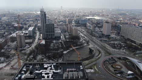 Luftaufnahme-über-Einen-Kreisverkehr-Im-Polnischen-Stadtzentrum-Katowice-4k