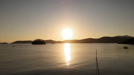 Schwimmendes-Boot-Mit-Einem-Spektakulären-Sonnenaufgang-Dahinter