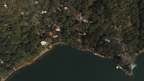 Drone-Aéreo-Birdseye-Vista-En-Perspectiva-Superior-De-La-Bahía-En-El-Lago-Atitlán,-Guatemala