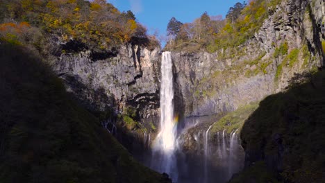Impresionantes-Cataratas-Kegon-En-Japón-Durante-El-Pico-De-Los-Colores-Otoñales