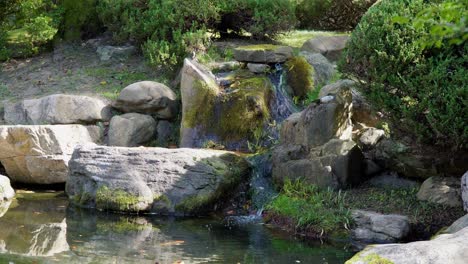 Caída-De-Agua-Del-Lago-En-El-Jardín-Del-Templo-Coreano-Durante-El-Otoño-En-Corea-Del-Sur