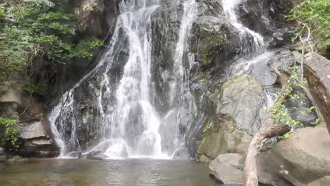 Schöne-Wasserfälle-In-Midi-L-Des-Waldes.