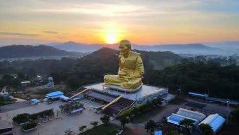 4k-Das-Goldene-Bild-Des-Luang-Pu-Thuat,-Des-Berühmtesten-Und-Angesehensten-Mönchs-In-Thailand