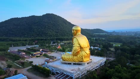 4k-The-golden-image-of-the-Luang-Pu-Thuat,-the-most-famous-and-respected-monk-in-Thailand