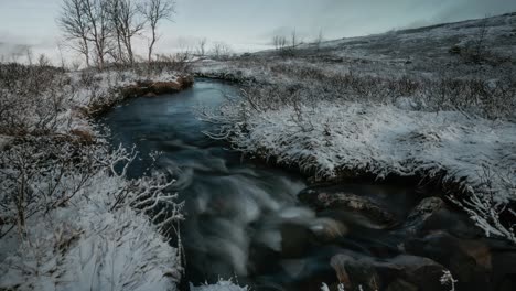 Time-lapse-video-of-a-small-mountain-river-in-the-very-beginning-of-winter
