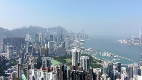 Distrito-Exclusivo-De-Wan-Chai-De-Hong-Kong-Y-Rascacielos-Del-Puerto-De-Victoria,-Vista-Aérea
