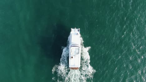 Kleine-Yacht,-Die-über-Die-Gewässer-Der-Bucht-Von-Hongkong-Brüllt,-Luftbild
